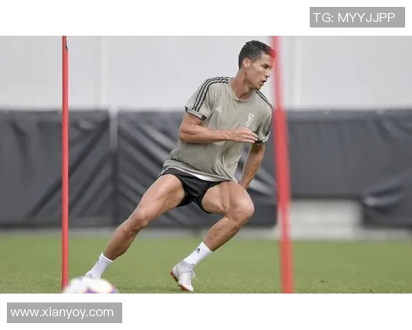 球星足球运动员腹肌训练与身体管理的完美呈现 球星足球运动员腹肌训练与身体管理的完美呈现